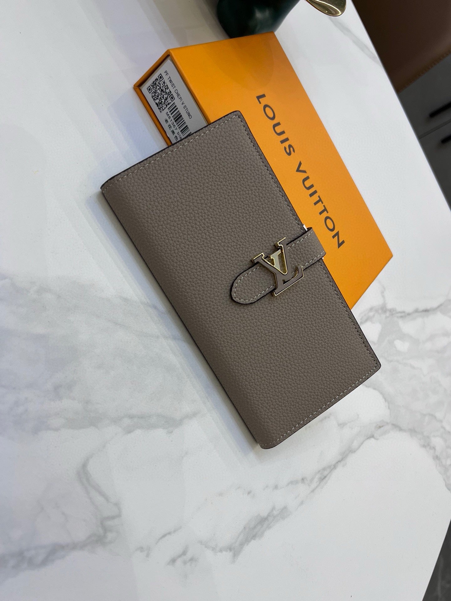 Louis new arrival Taurillon Capucines wallet size: 10*19*1.7cm