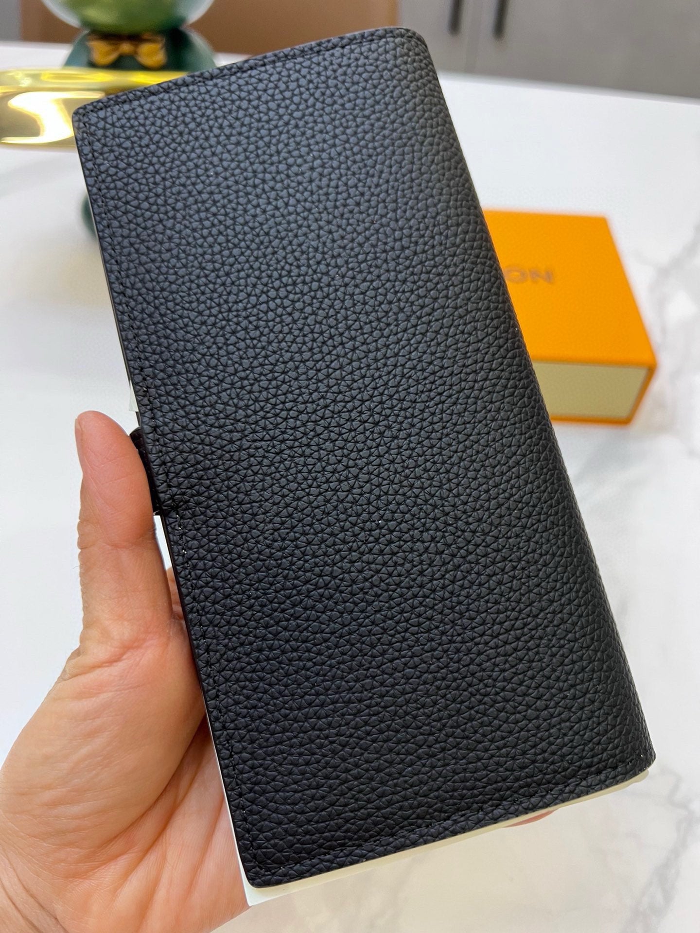 Louis new arrival Taurillon Capucines wallet size: 10*19*1.7cm