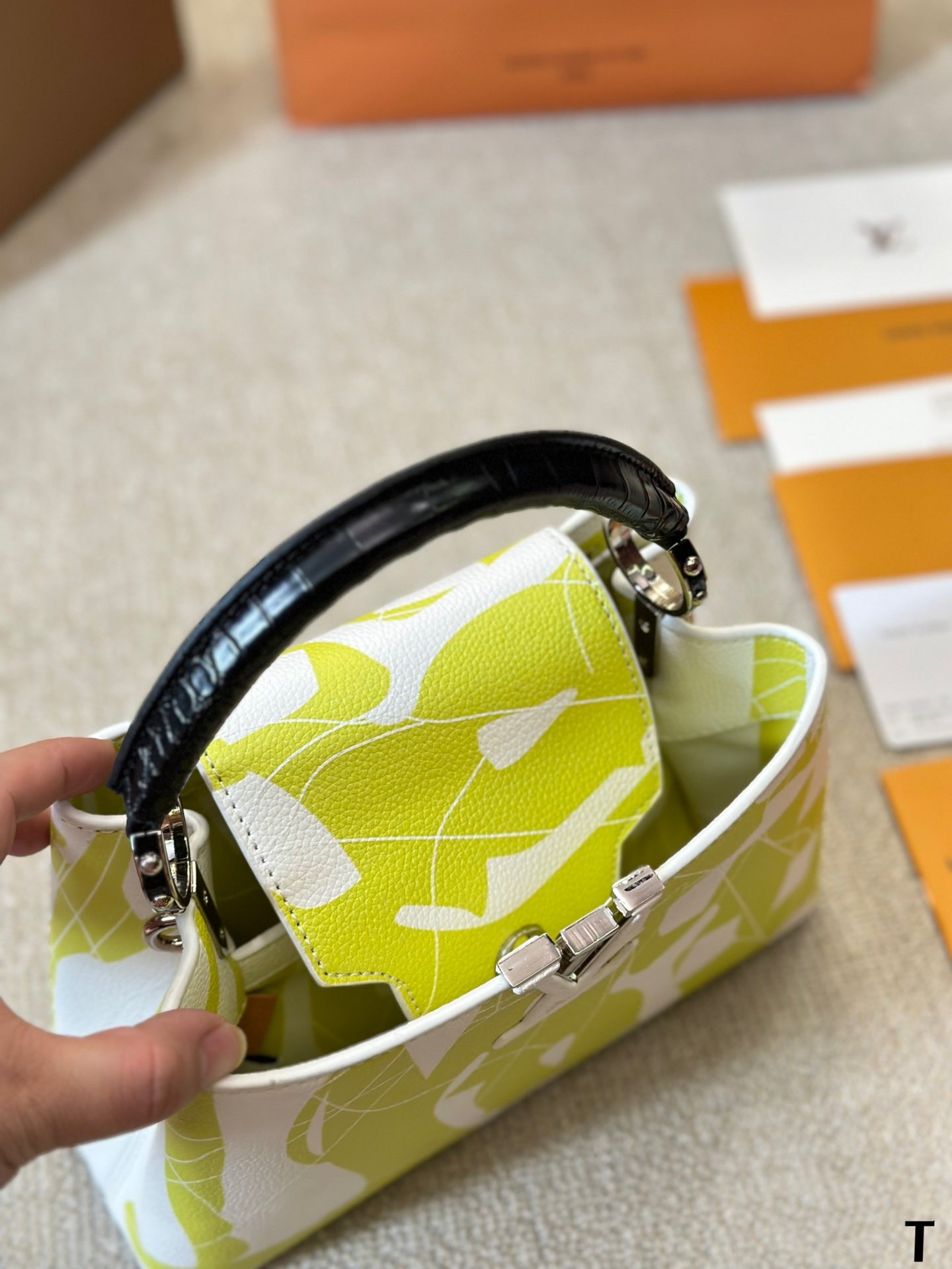 Louis capucines new arrival bag