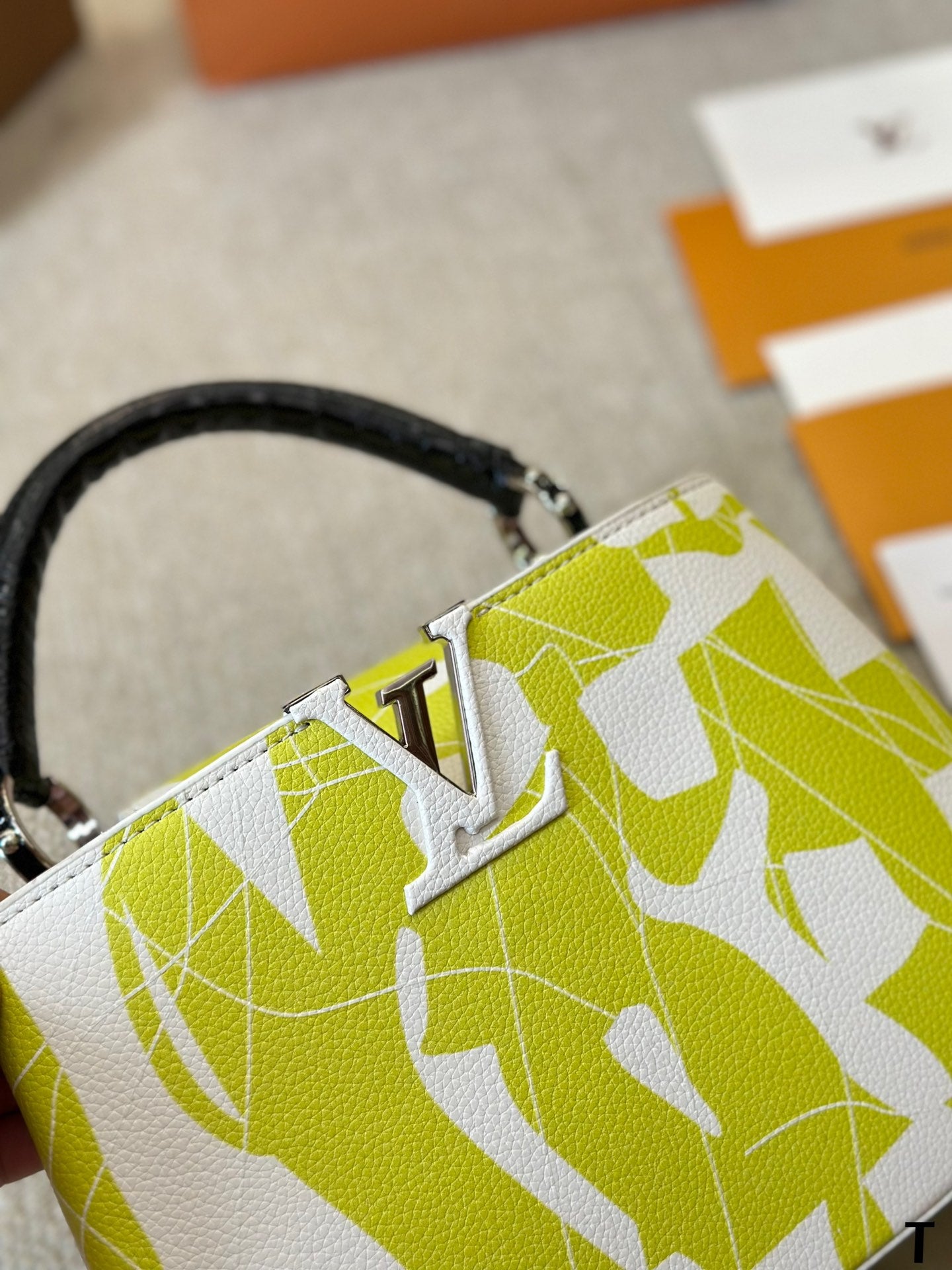 Louis capucines new arrival bag