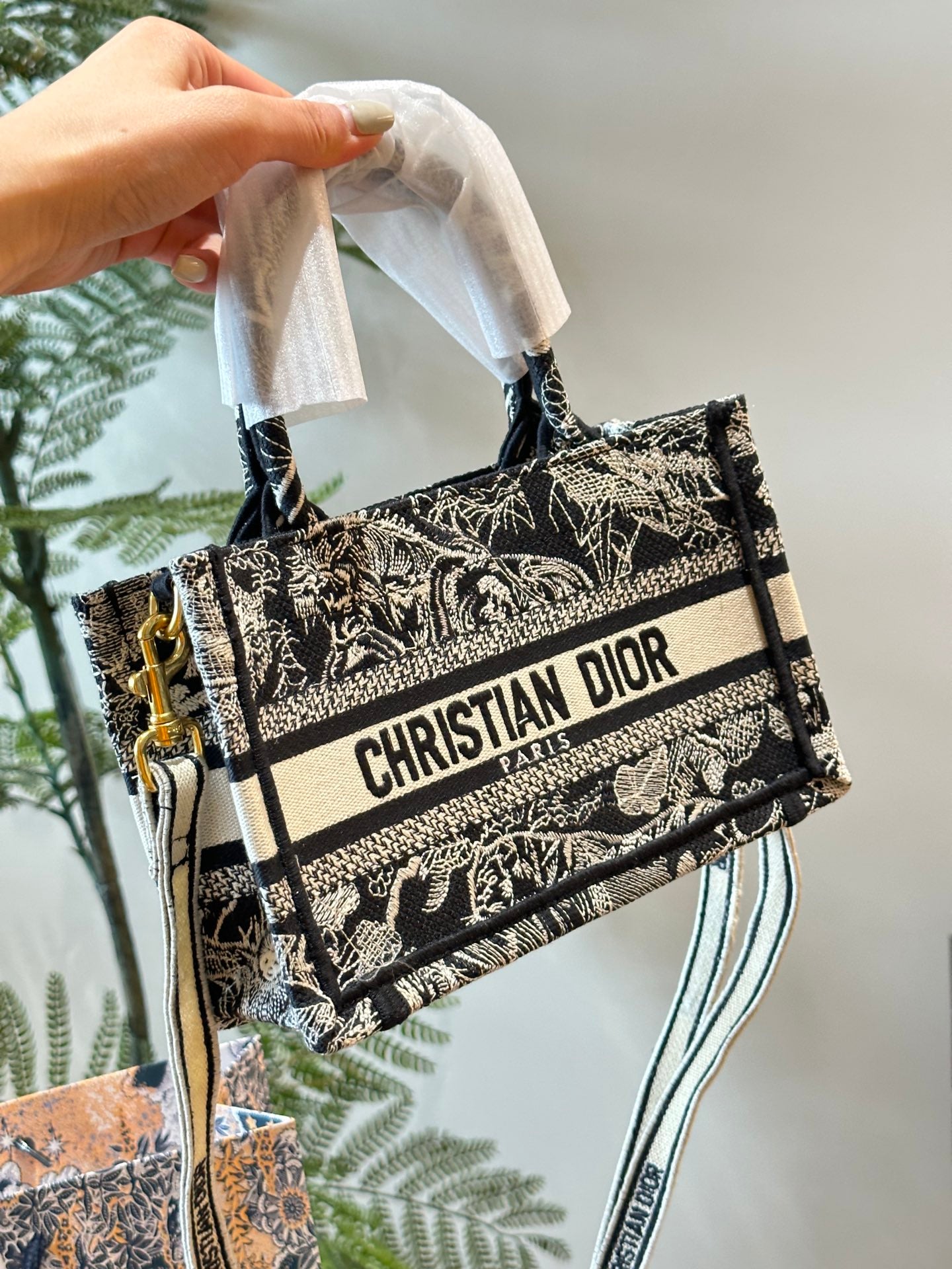 D mini tote bag size: 21.5x13x7.5cm