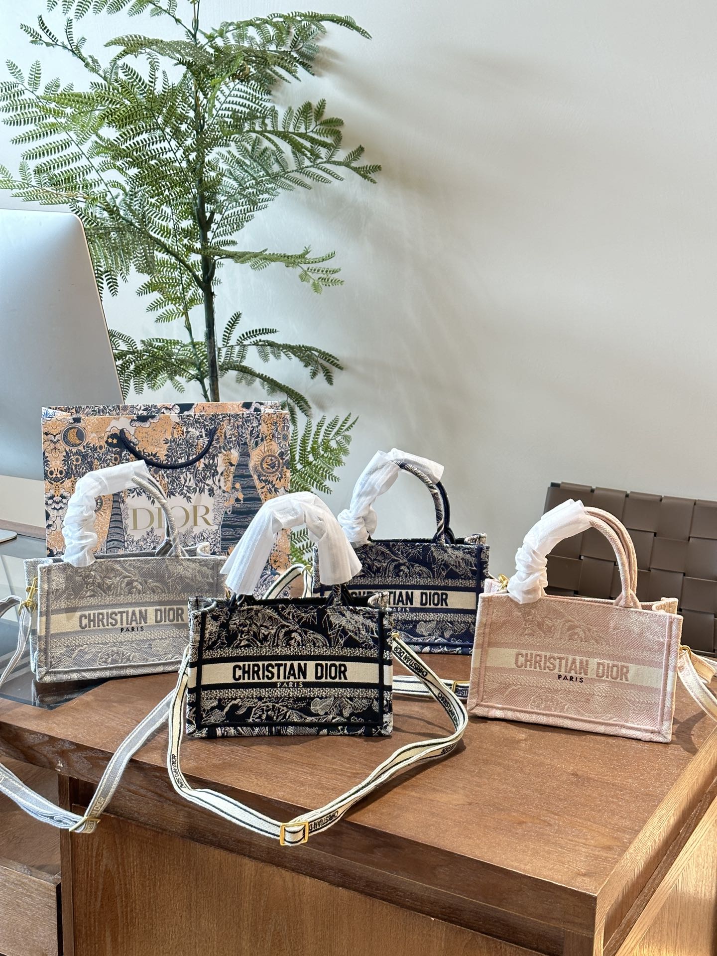 D mini tote bag size: 21.5x13x7.5cm