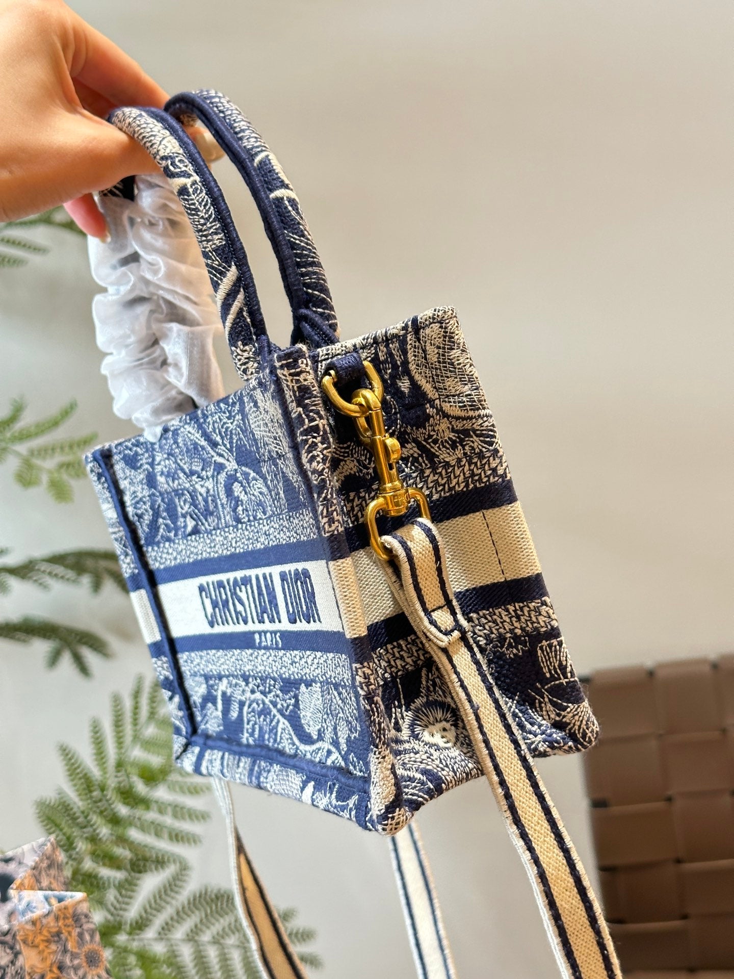 D mini tote bag size: 21.5x13x7.5cm