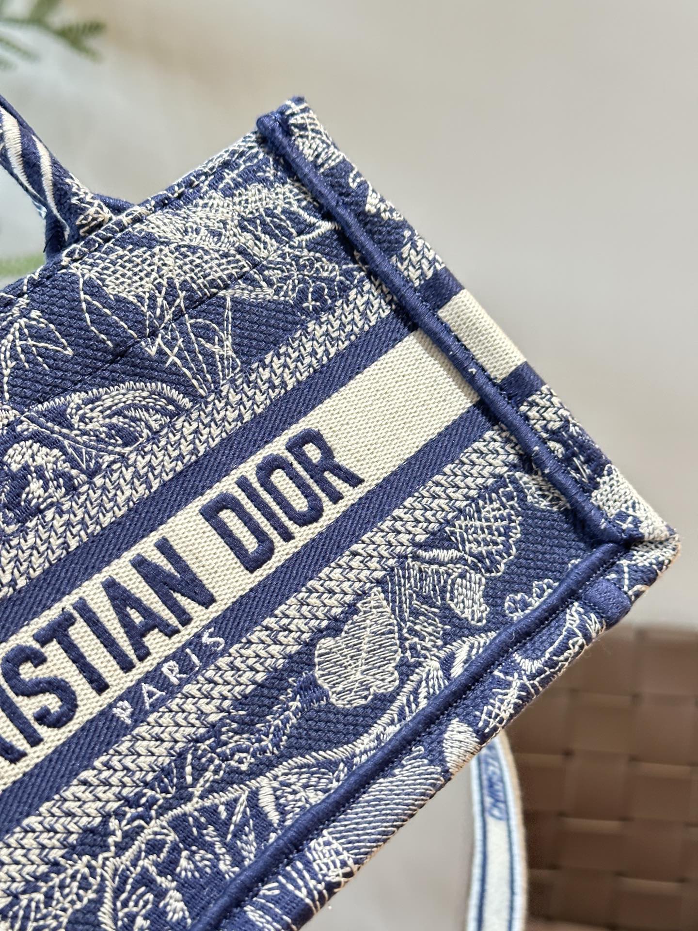 D mini tote bag size: 21.5x13x7.5cm