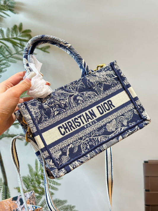 D mini tote bag size: 21.5x13x7.5cm