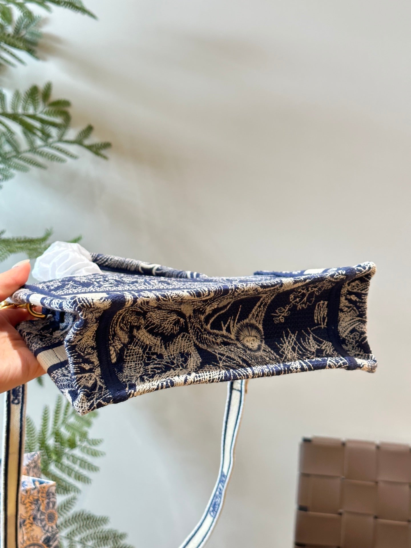 D mini tote bag size: 21.5x13x7.5cm