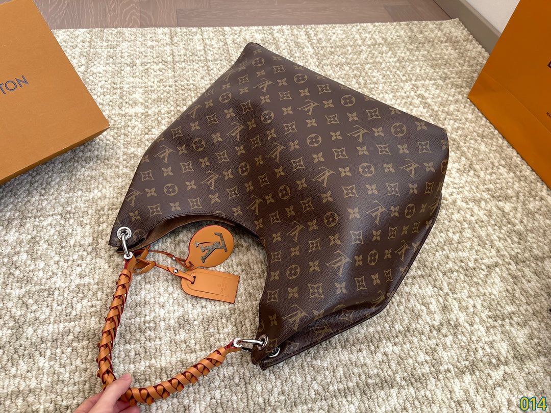 Louis new arrival tote bag size : 34 * 28 cm