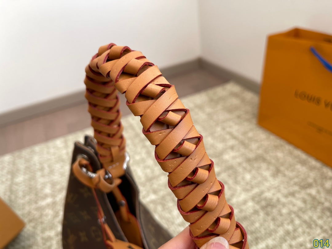 Louis new arrival tote bag size : 34 * 28 cm