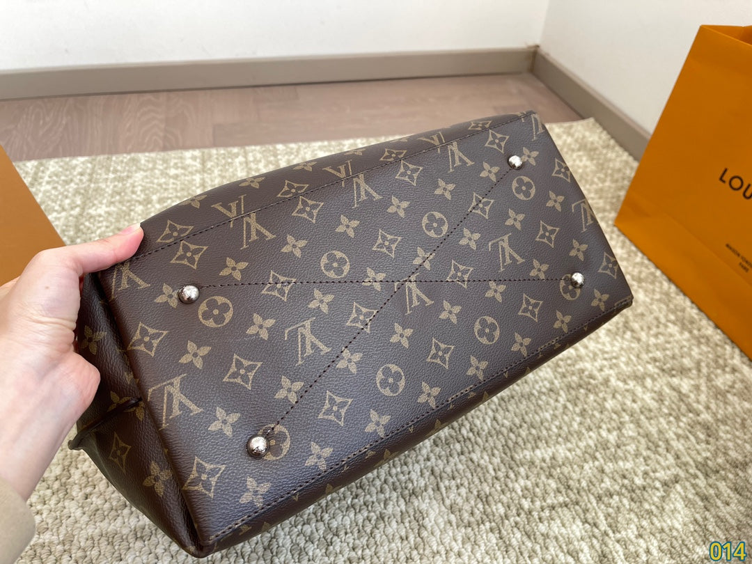 Louis new arrival tote bag size : 34 * 28 cm