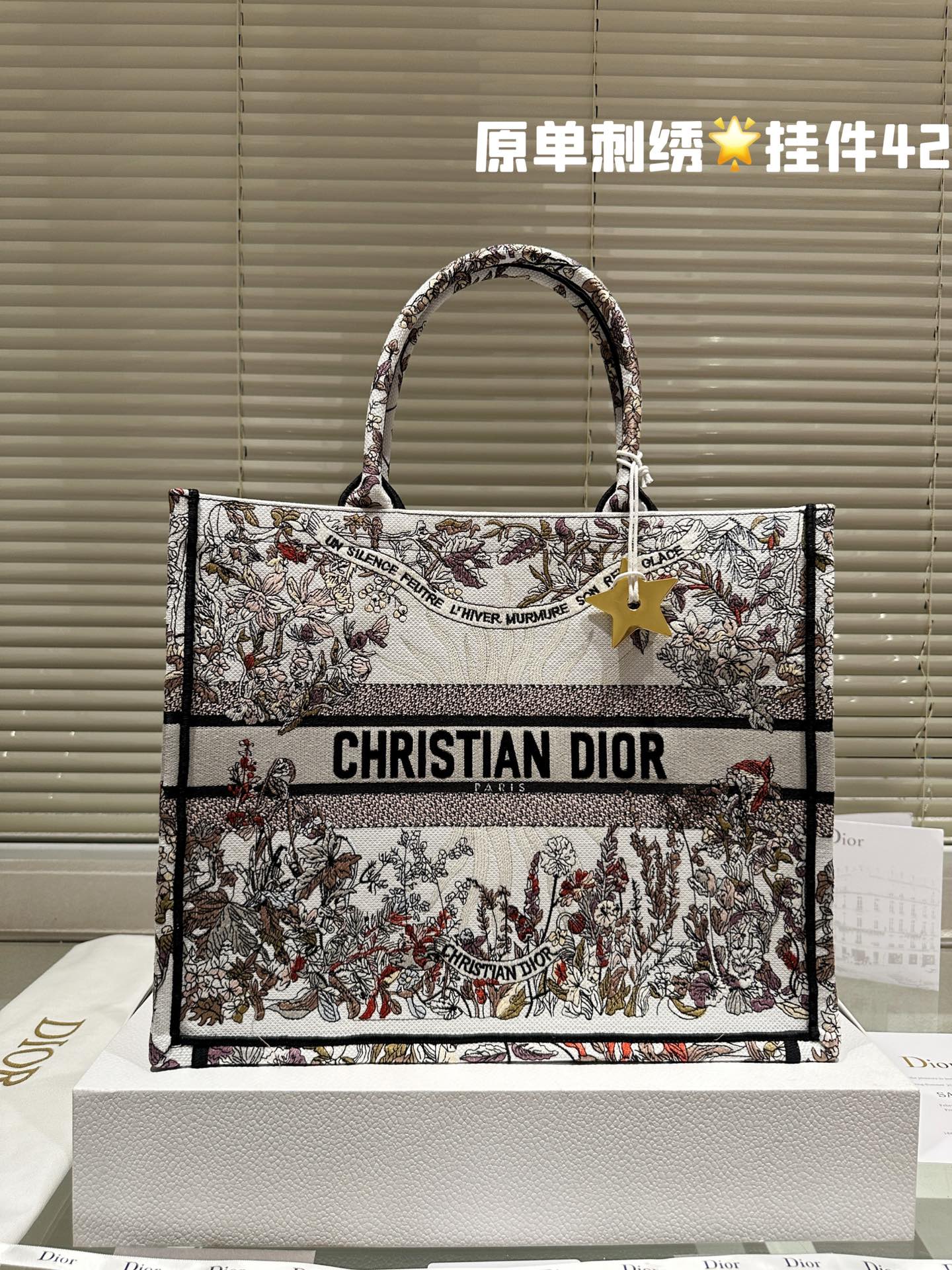 D book tote new arrival bag