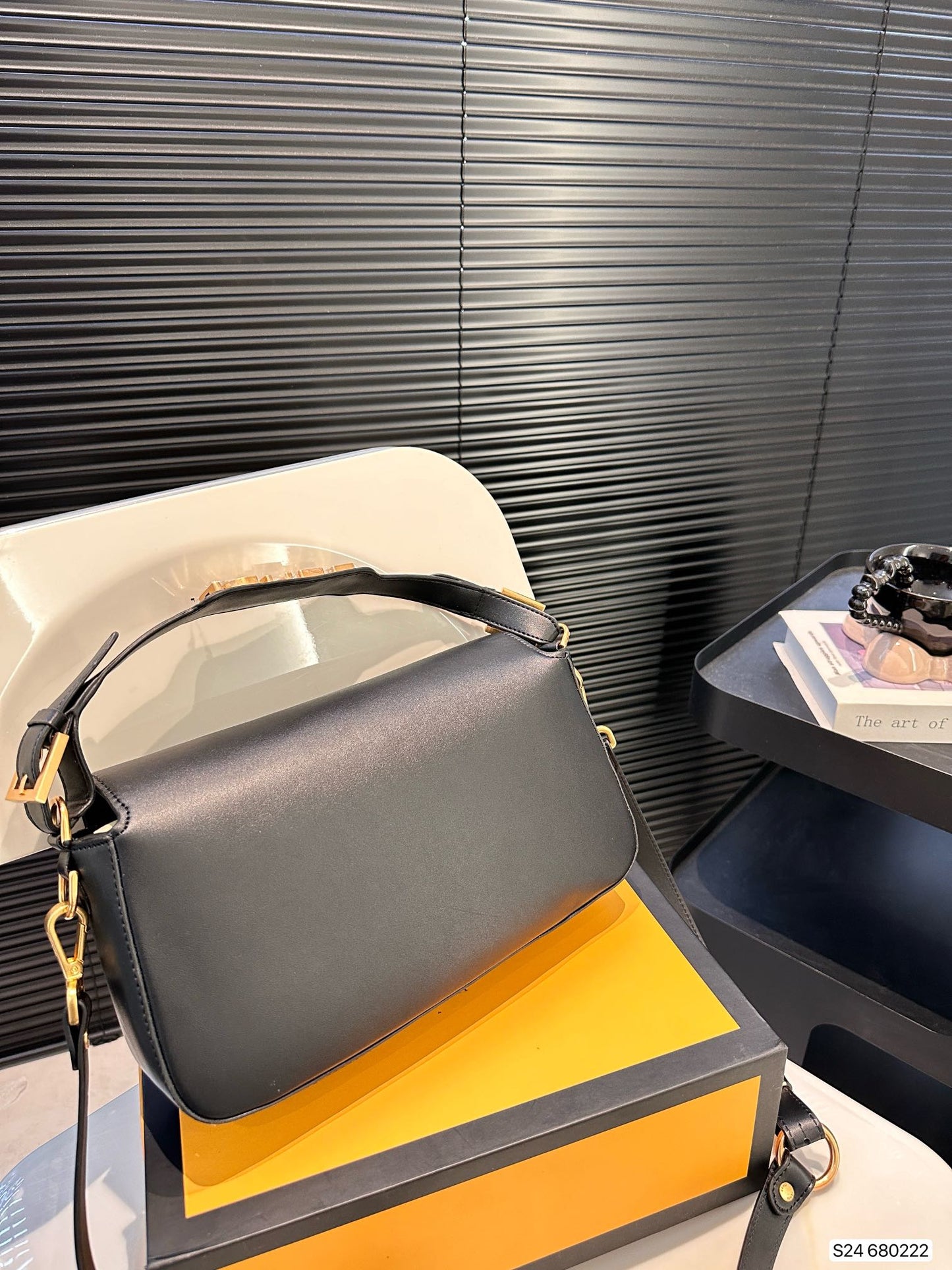 Fendi Baguette new arrival bag size: 28 * 17 cm