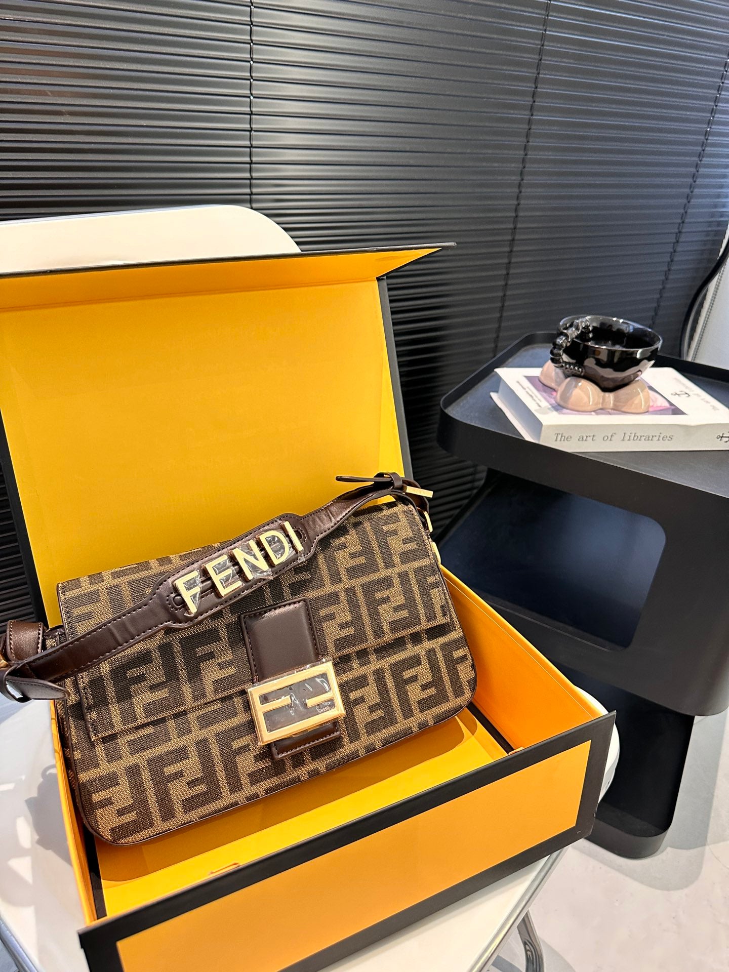 Fendi Baguette new arrival bag size: 28 * 17 cm