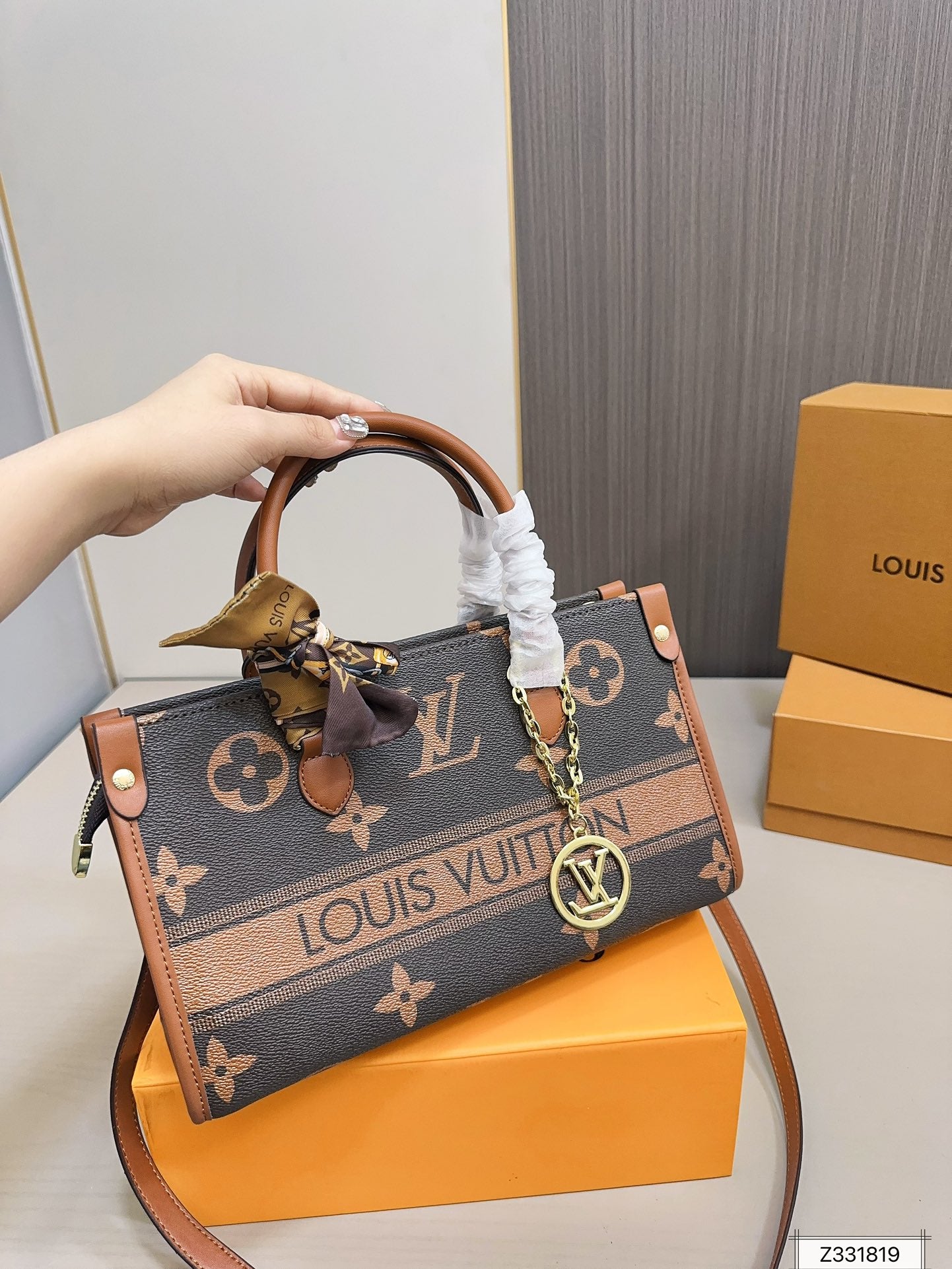 Louis new arrival Onthego tote bag size: 30 * 19 cm