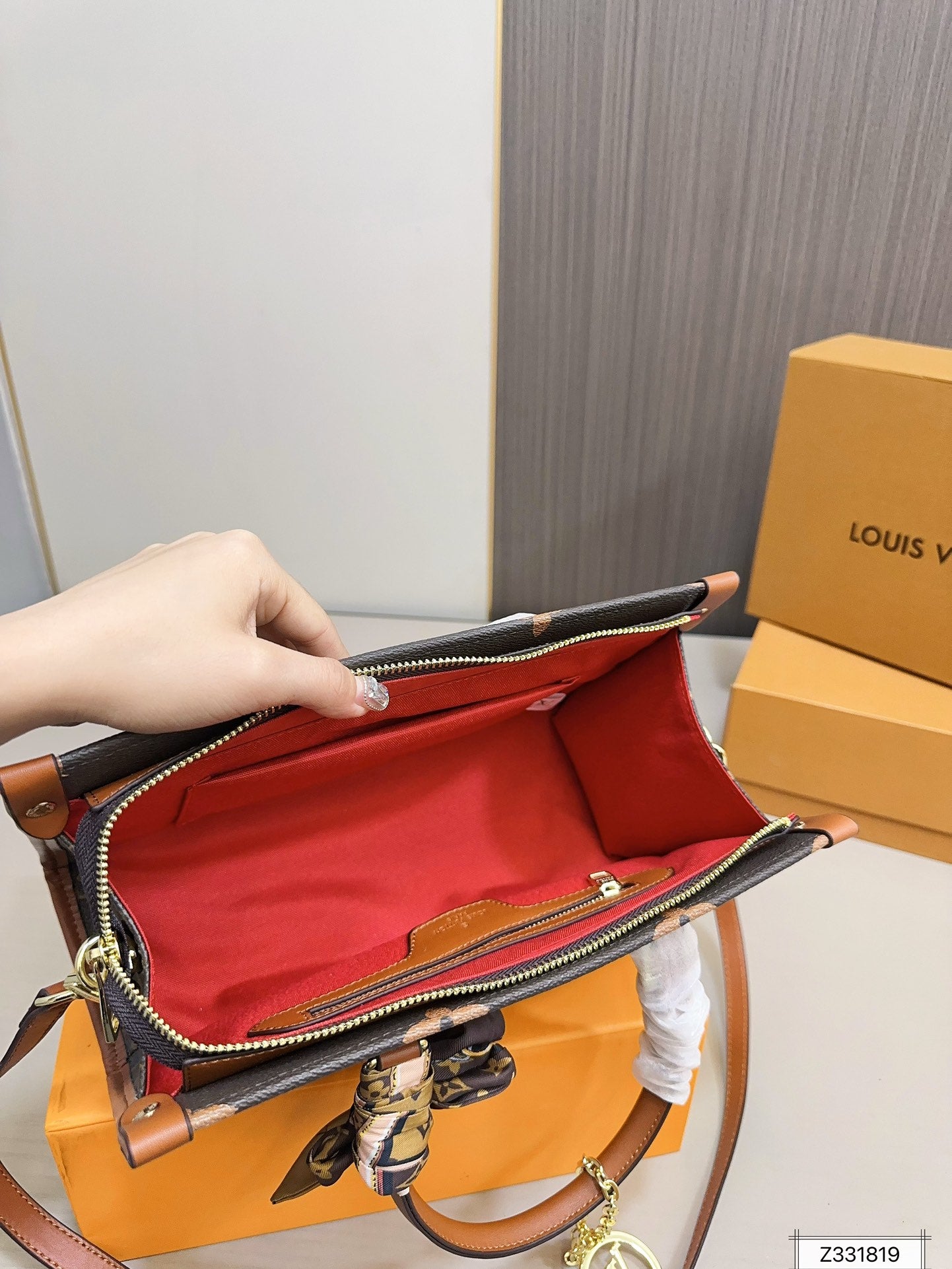 Louis new arrival Onthego tote bag size: 30 * 19 cm