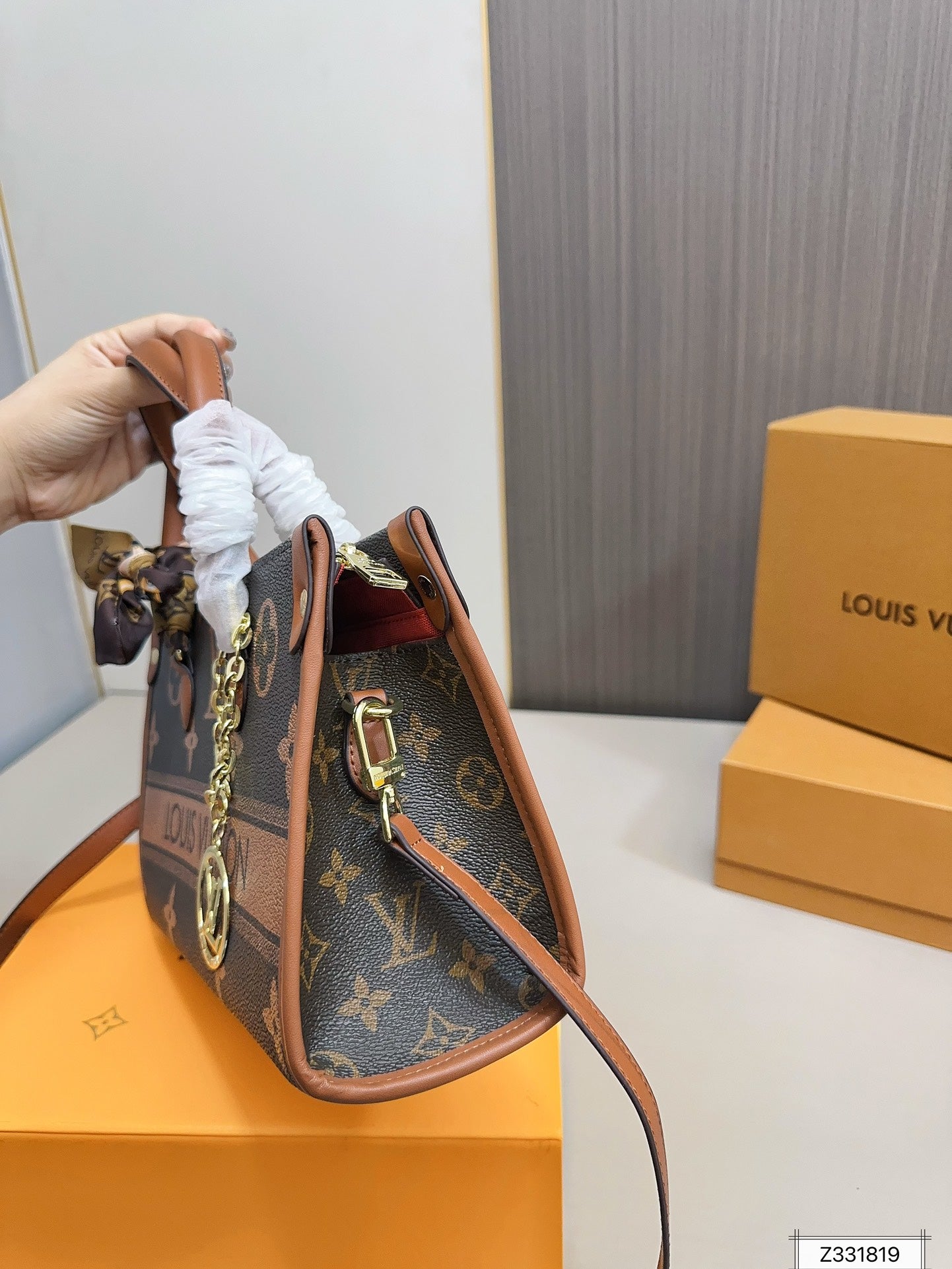 Louis new arrival Onthego tote bag size: 30 * 19 cm