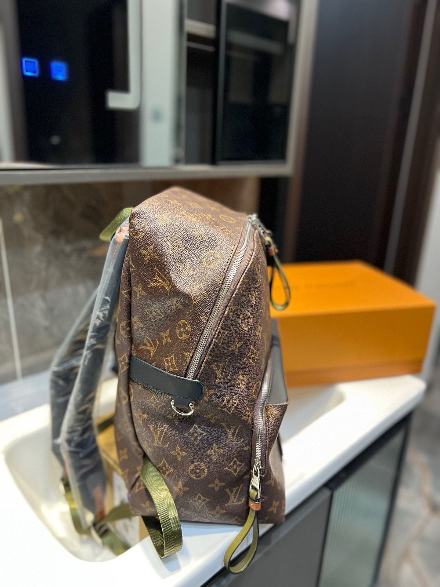 Louis new arrival backpack bag size: 28*37 cm