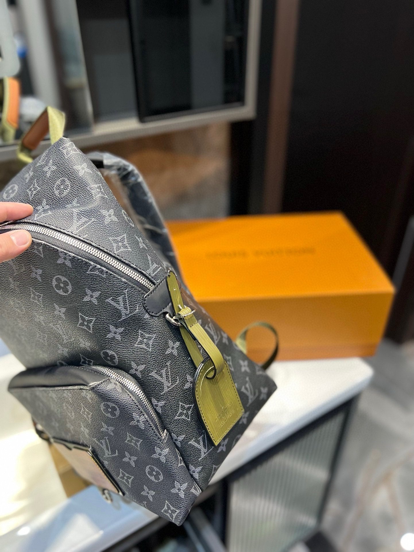 Louis new arrival backpack bag size: 28*37 cm