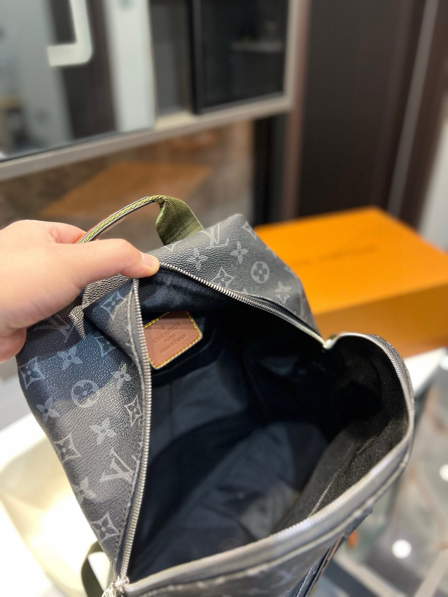 Louis new arrival backpack bag size: 28*37 cm