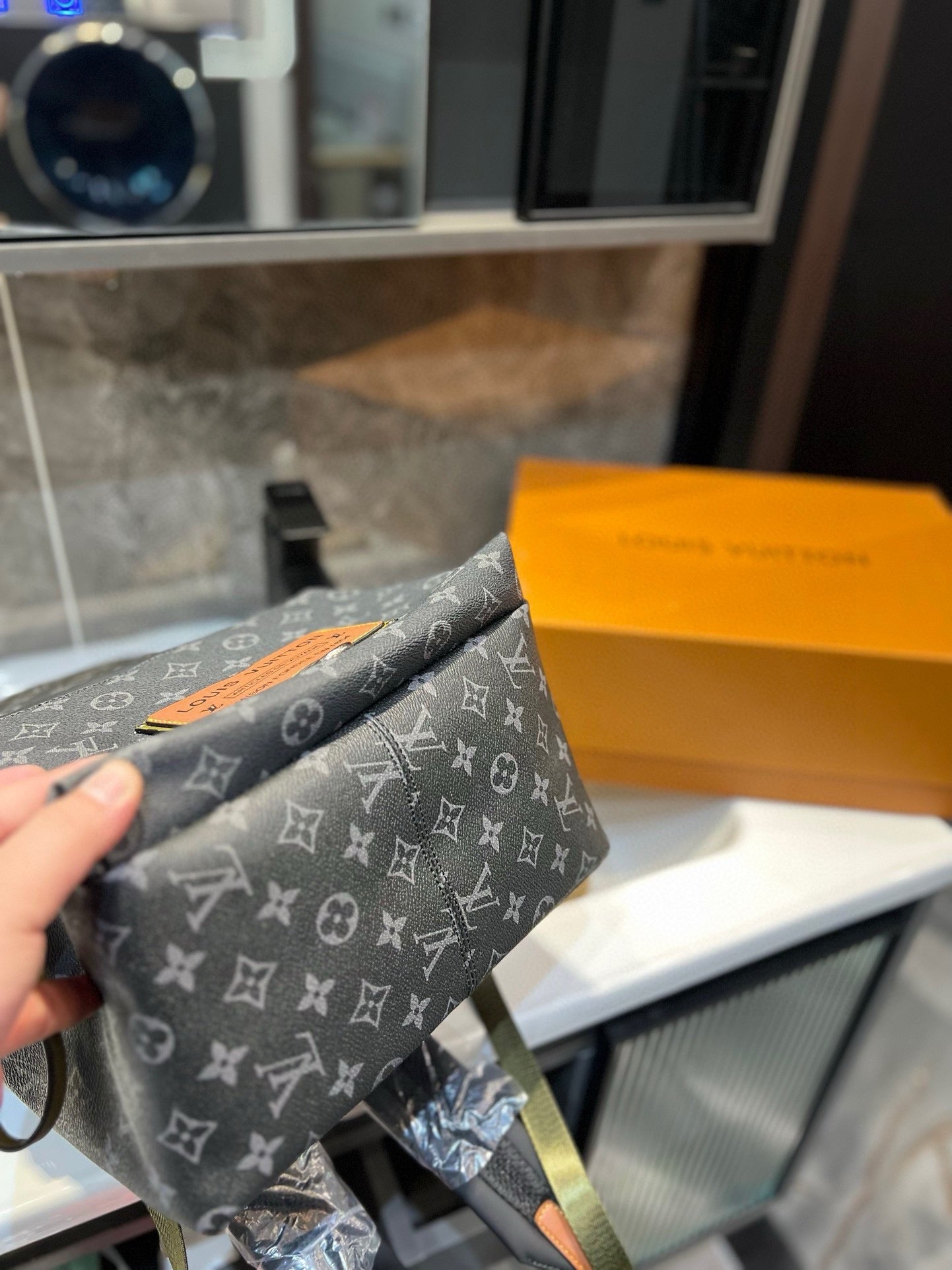 Louis new arrival backpack bag size: 28*37 cm