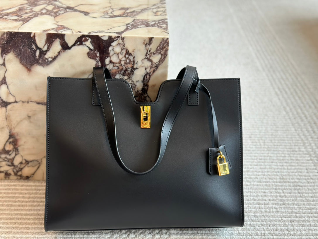 Ce new arrival 2025 tote bag size: 37*29 cm