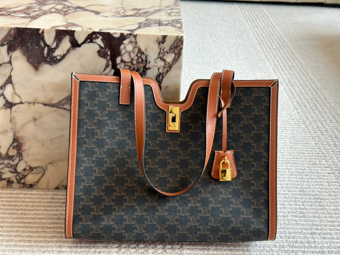 Ce new arrival 2025 tote bag size: 37*29 cm