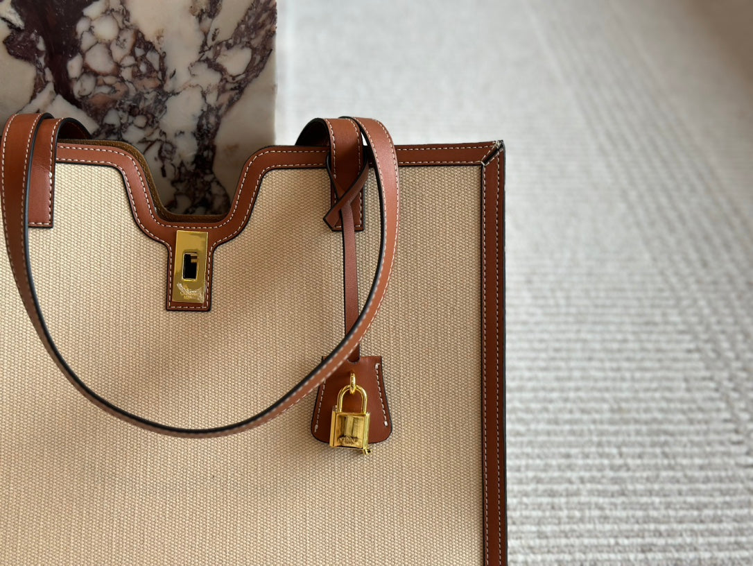 Ce new arrival 2025 tote bag size: 37*29 cm