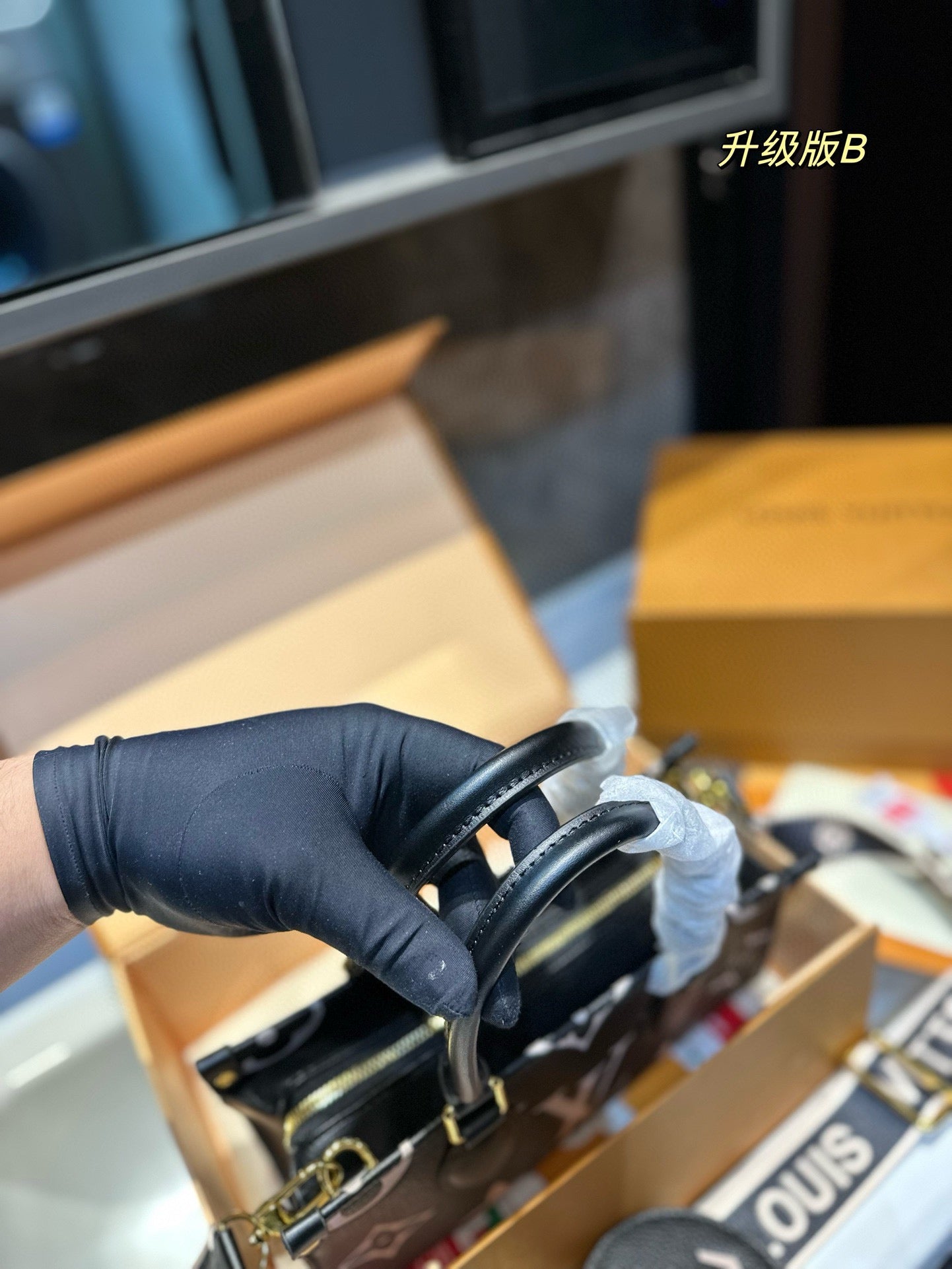 Louis new arrival Onthego East West bag size: 25.14cm