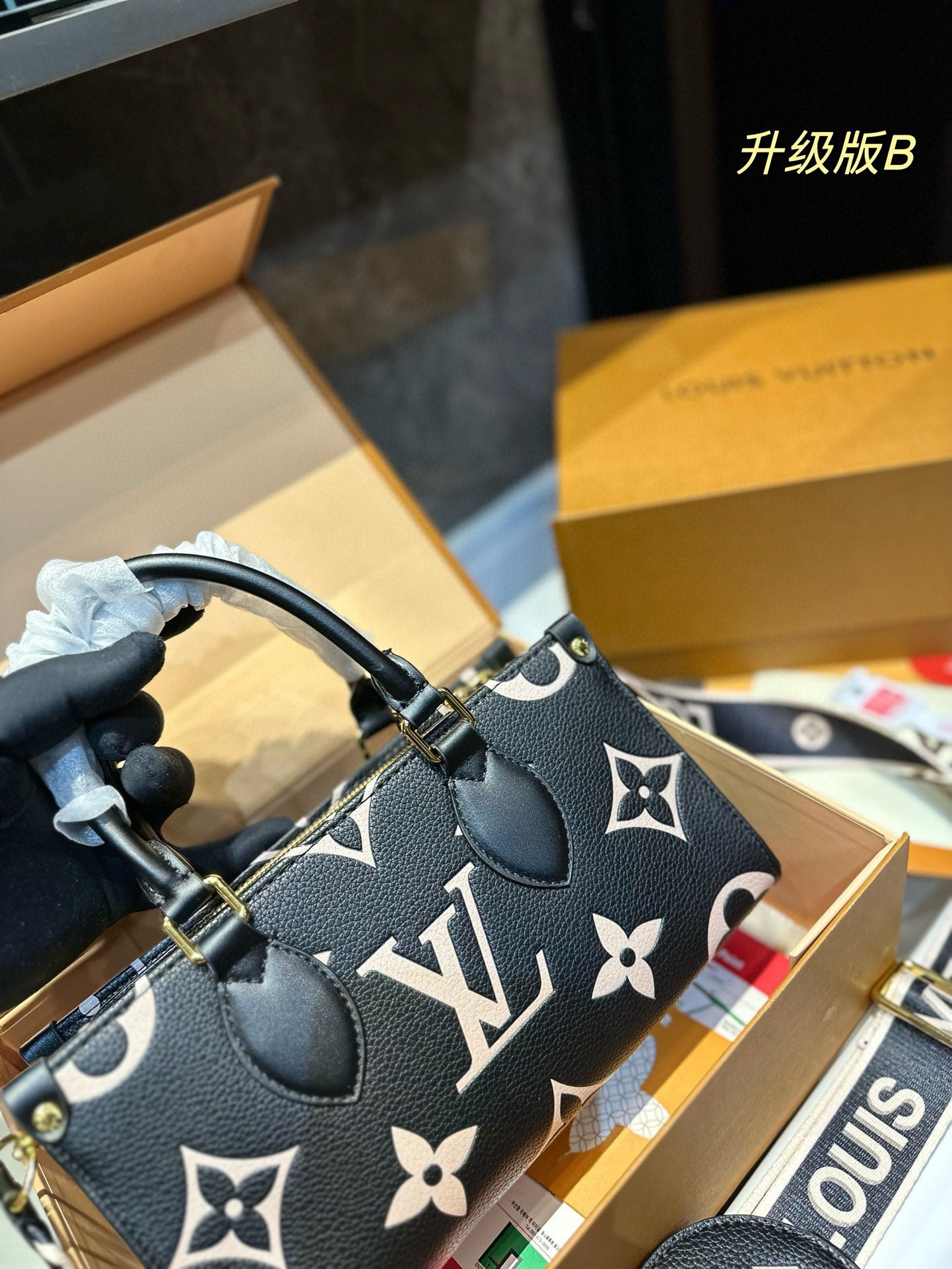 Louis new arrival Onthego East West bag size: 25.14cm