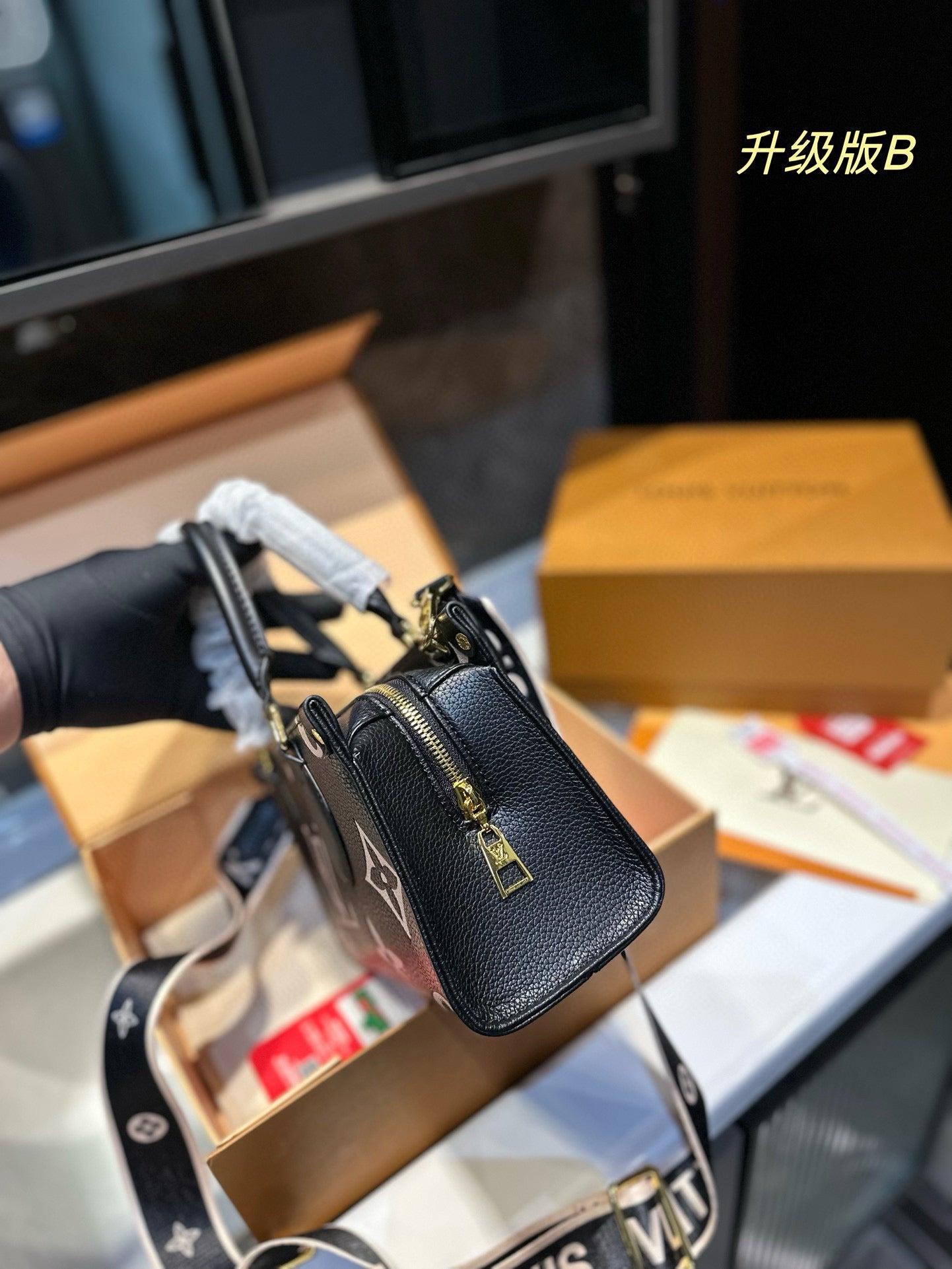 Louis new arrival Onthego East West bag size: 25.14cm