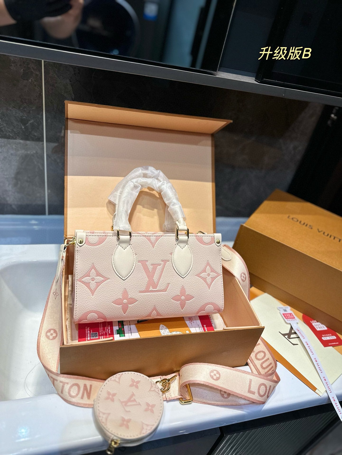 Louis new arrival Onthego East West bag size: 25.14cm