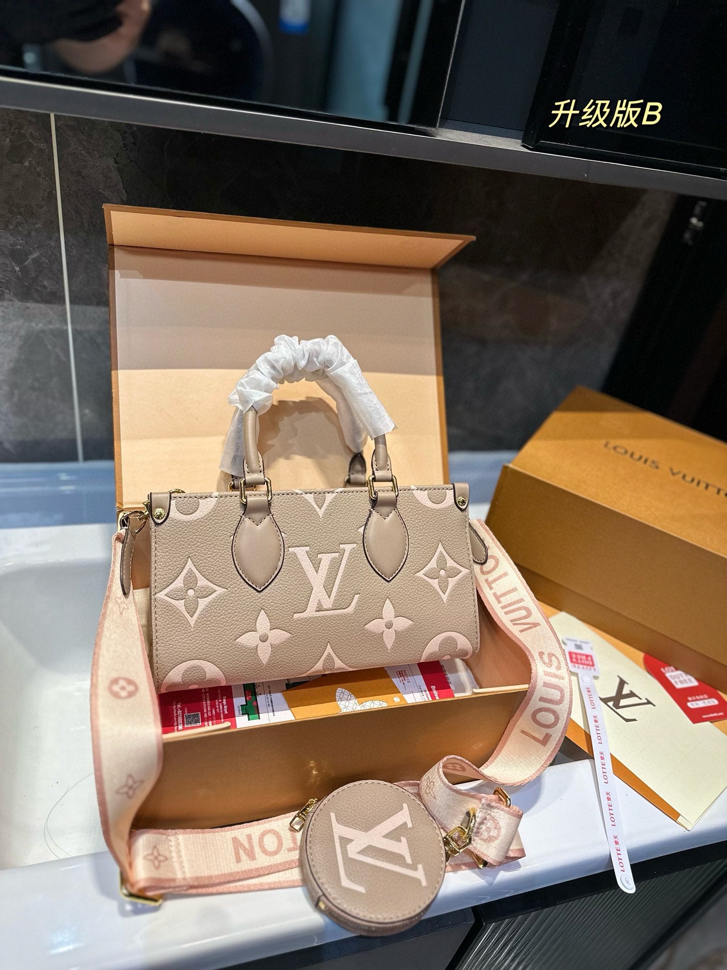 Louis new arrival Onthego East West bag size: 25.14cm