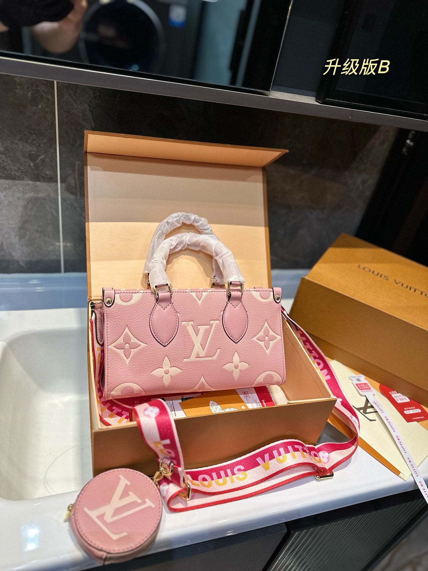 Louis new arrival Onthego East West bag size: 25.14cm