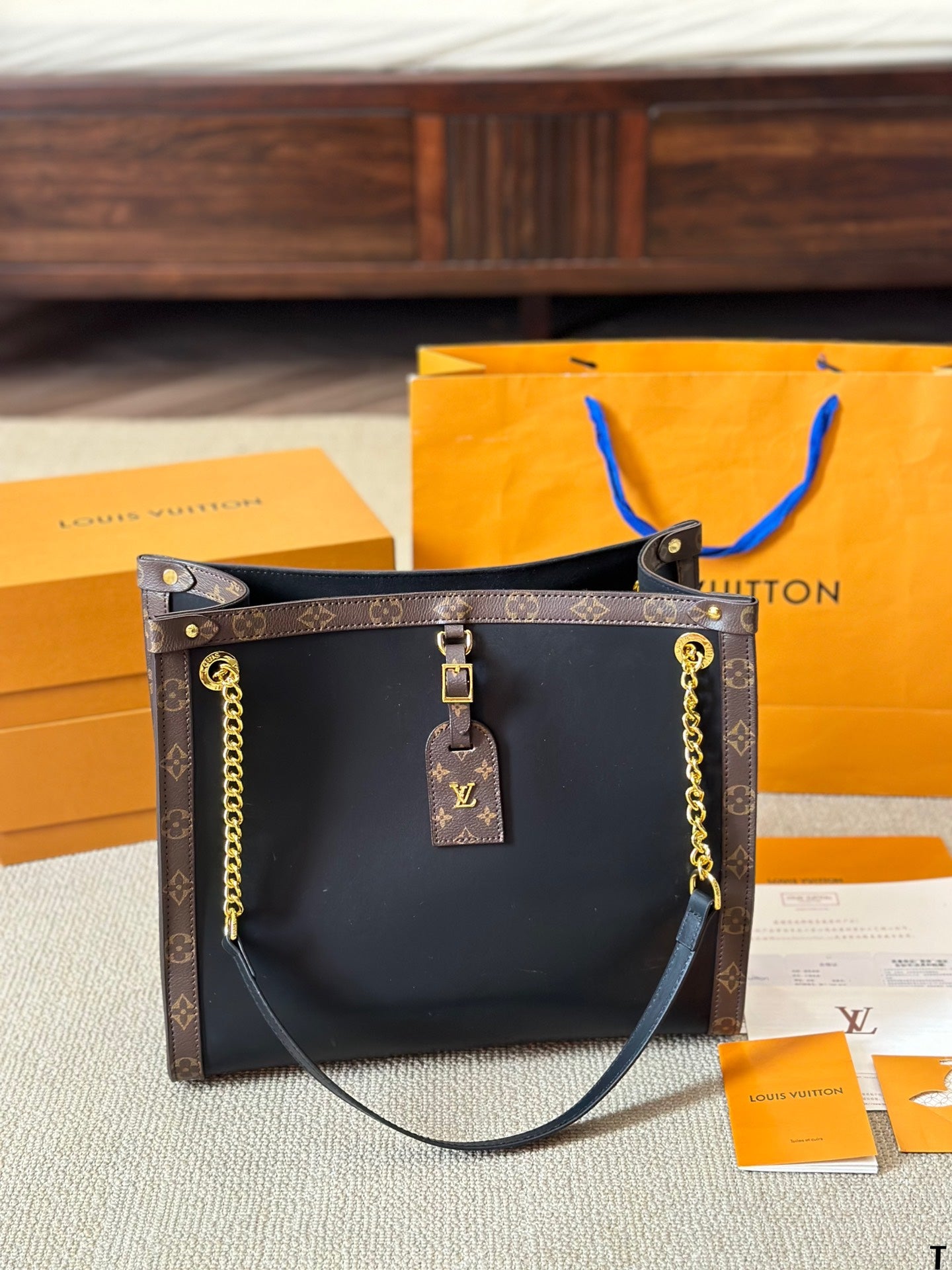 Louis new arrival I Low Key onthego bag size: 35 * 30cm