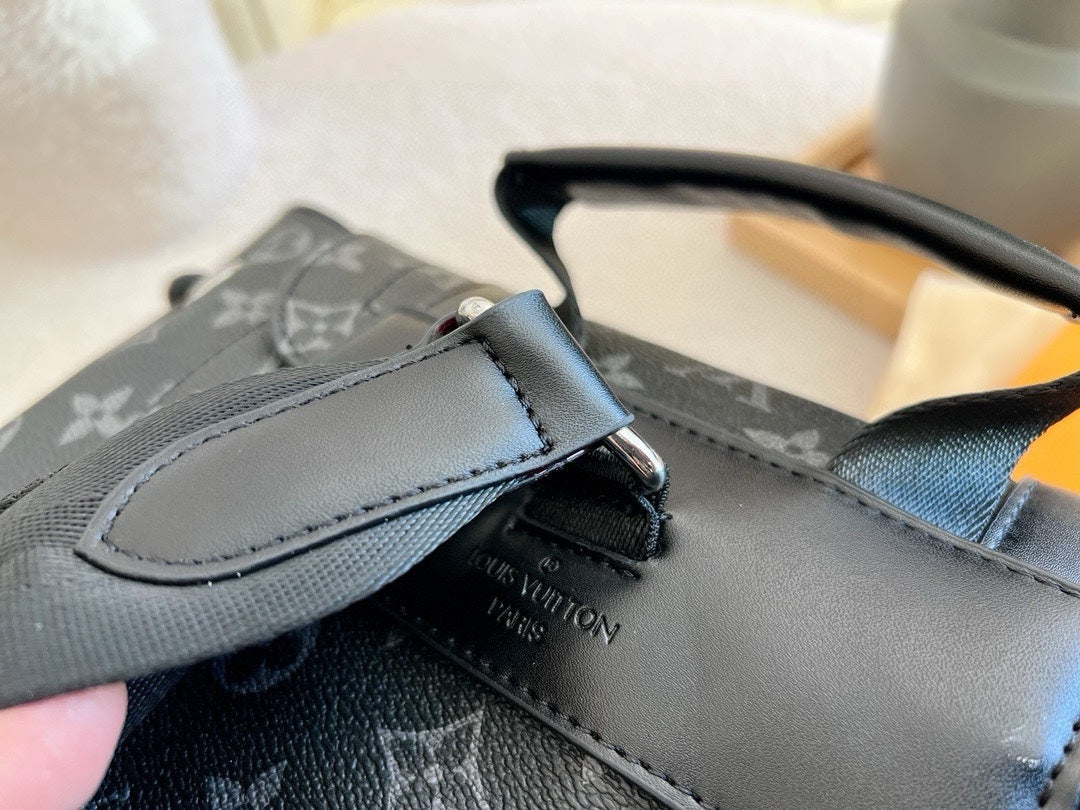 Louis new arrival men backpack bag 003 size: 31*15*45 cm