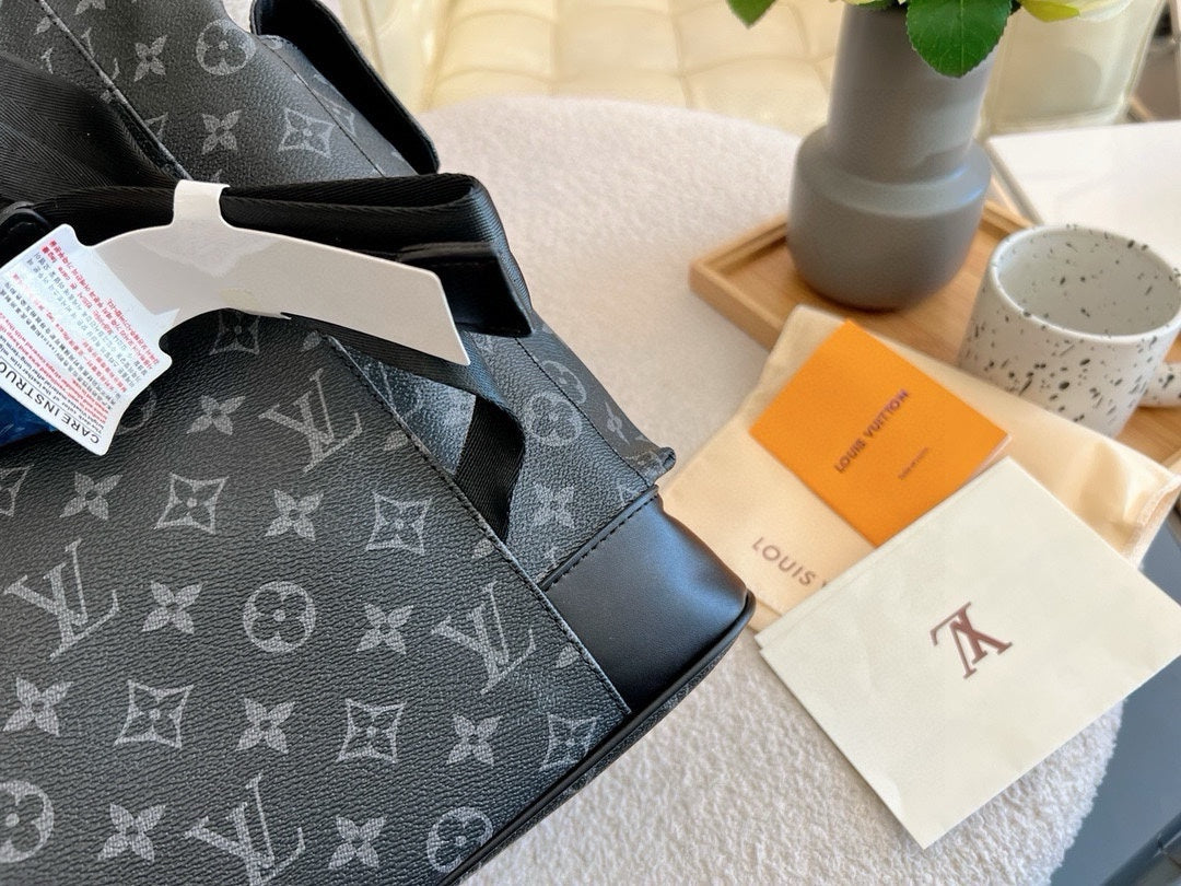 Louis new arrival men backpack bag 003 size: 31*15*45 cm