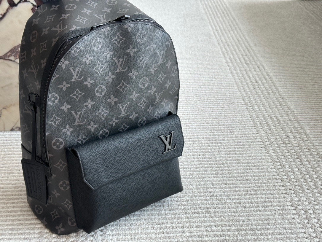 Louis new arrival men backpack bag 008 size :36*28cm