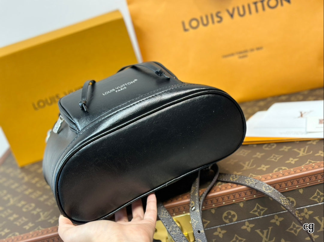 Louis new arrival backpack bag size: 26*28 cm