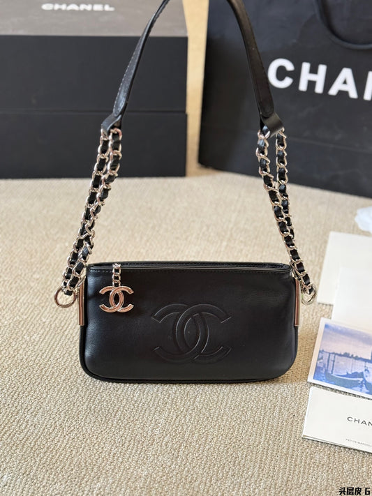 CC new arrival vintage chain bag size: 22*13 cm