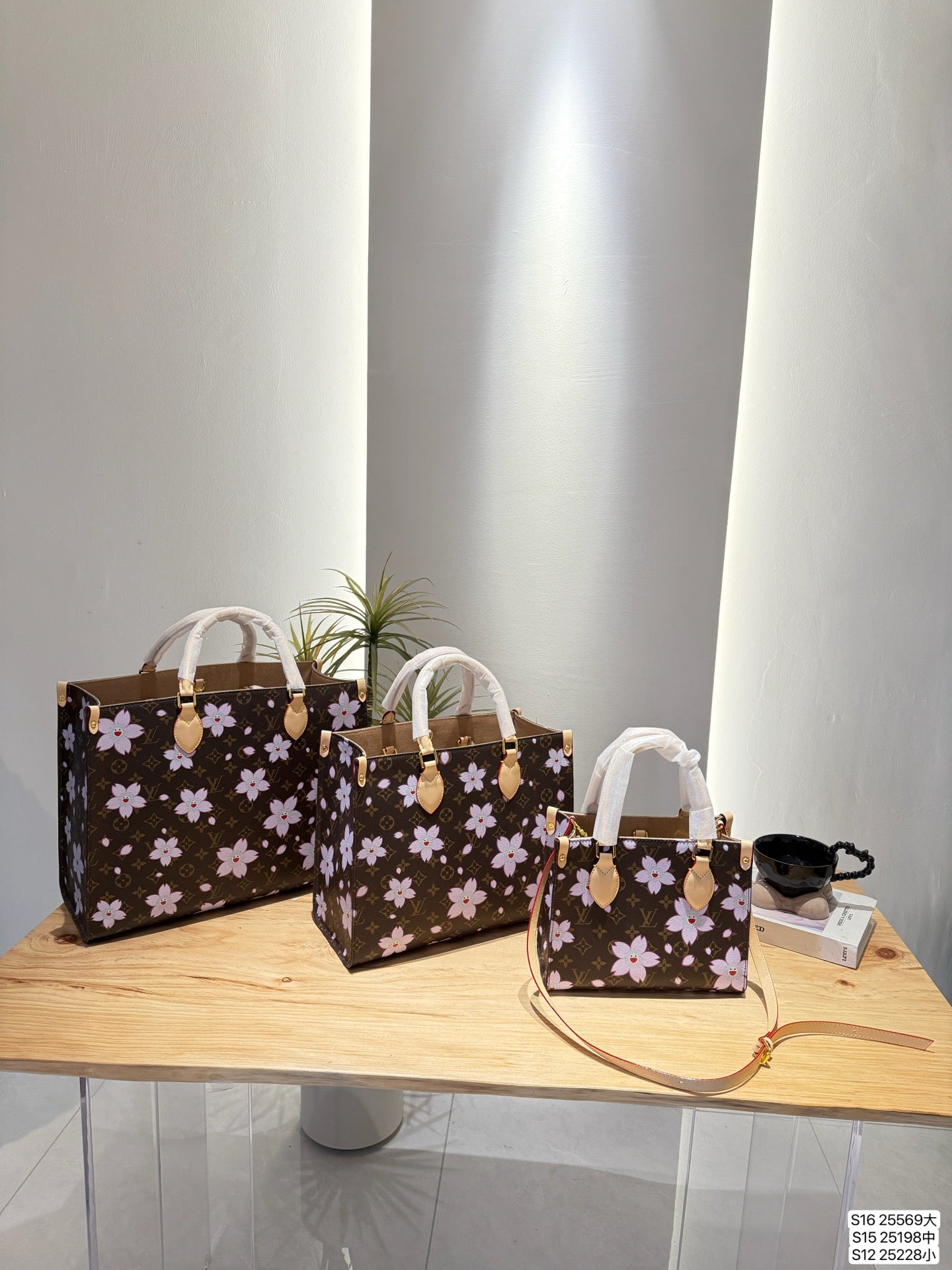 Louis 25s new arrival onthego tote bag