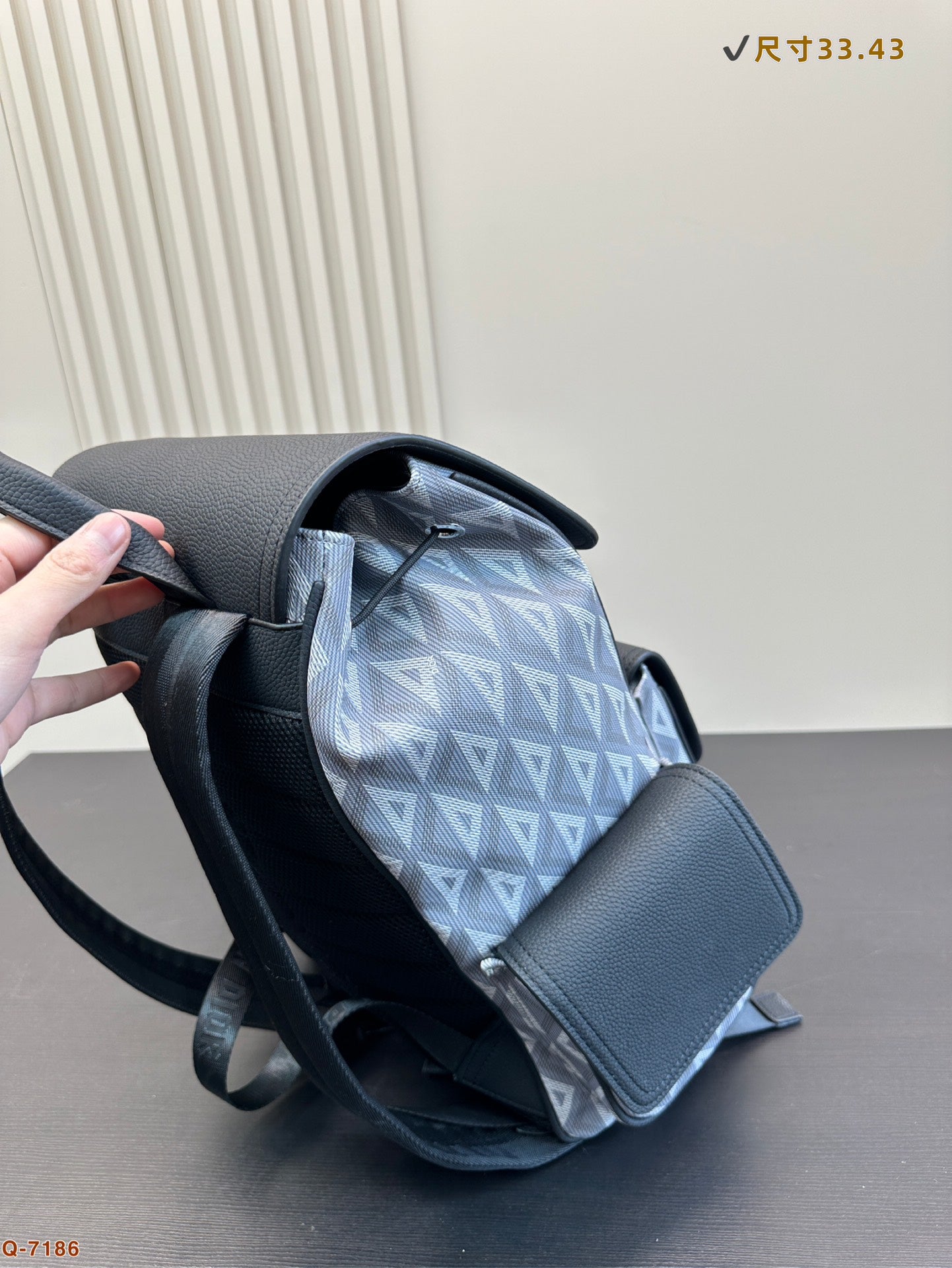 D new arrival backpack bag size: 33*43cm