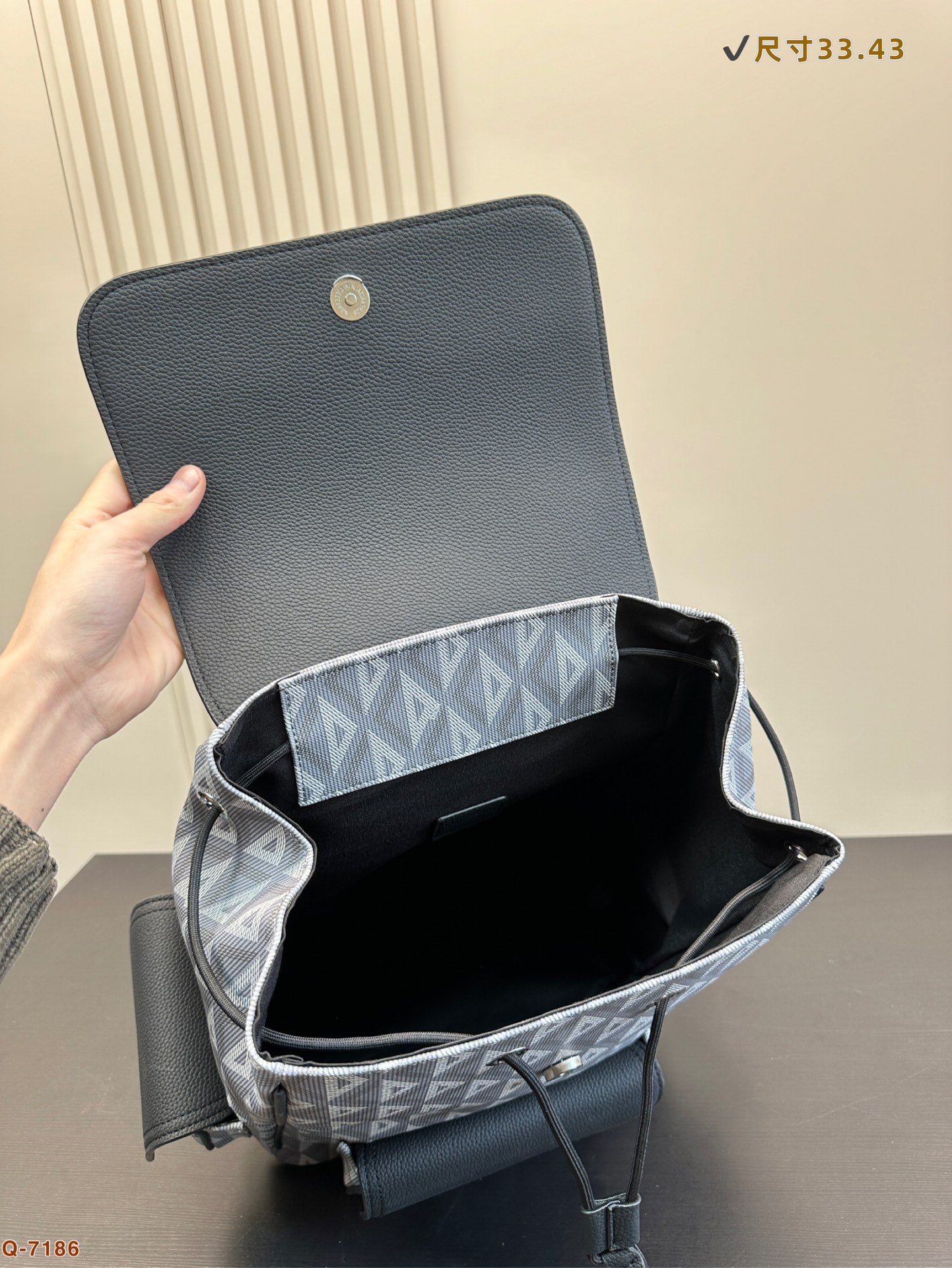 D new arrival backpack bag size: 33*43cm