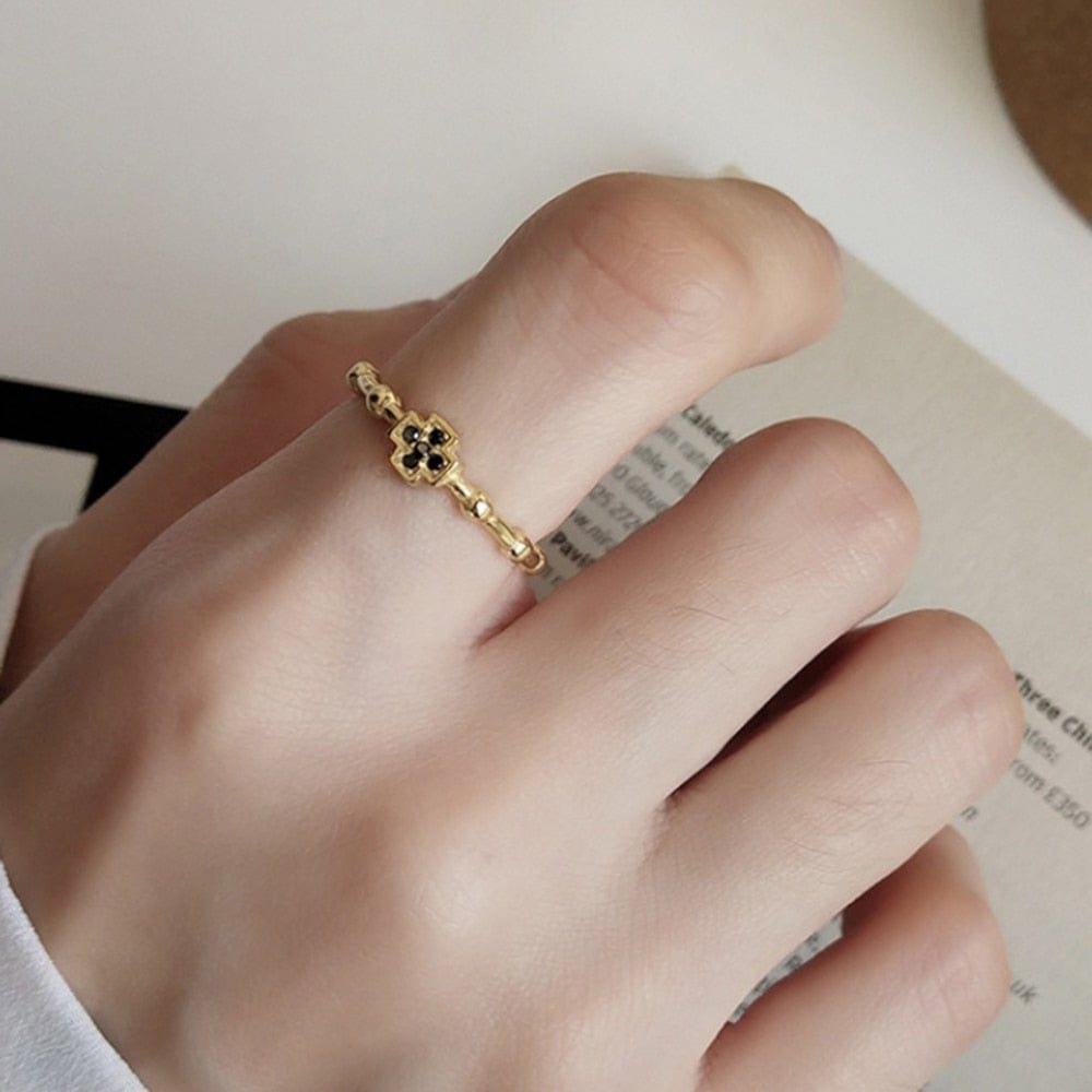 Bague croix en cristal noir