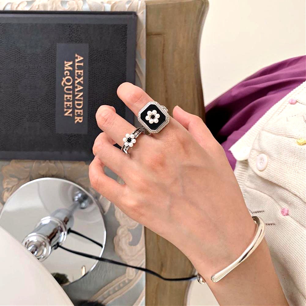 Black Vintage Pearl Rings