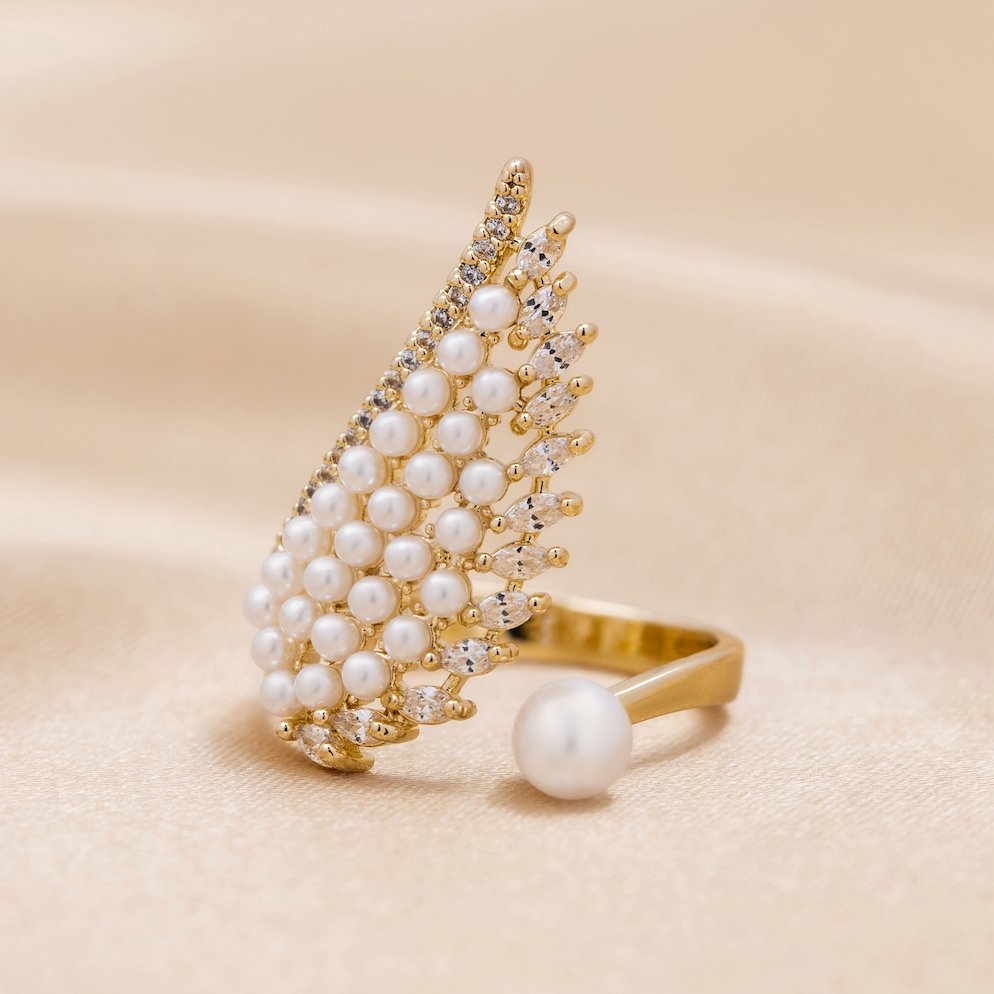 Bague enveloppante d'aile de perle et de cristal